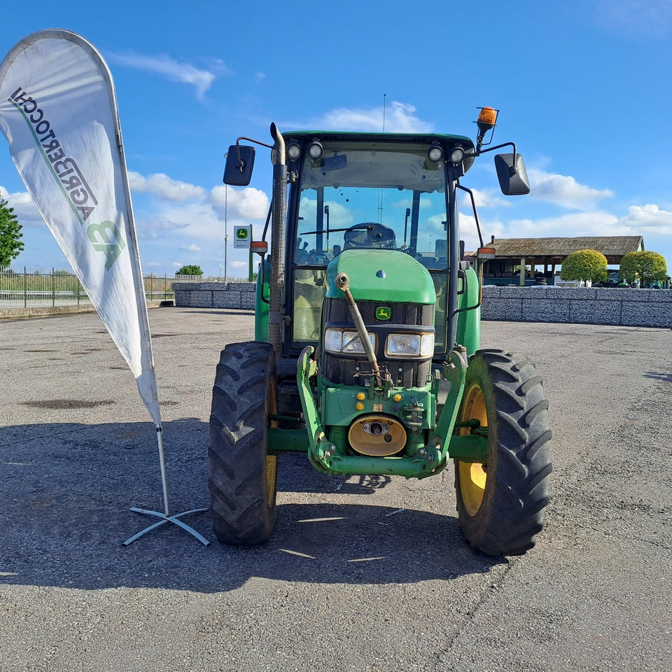 JOHN DEERE 5820 - Traktor: obrázok 3 JOHN DEERE 5820 - Traktor: obrázok 3
