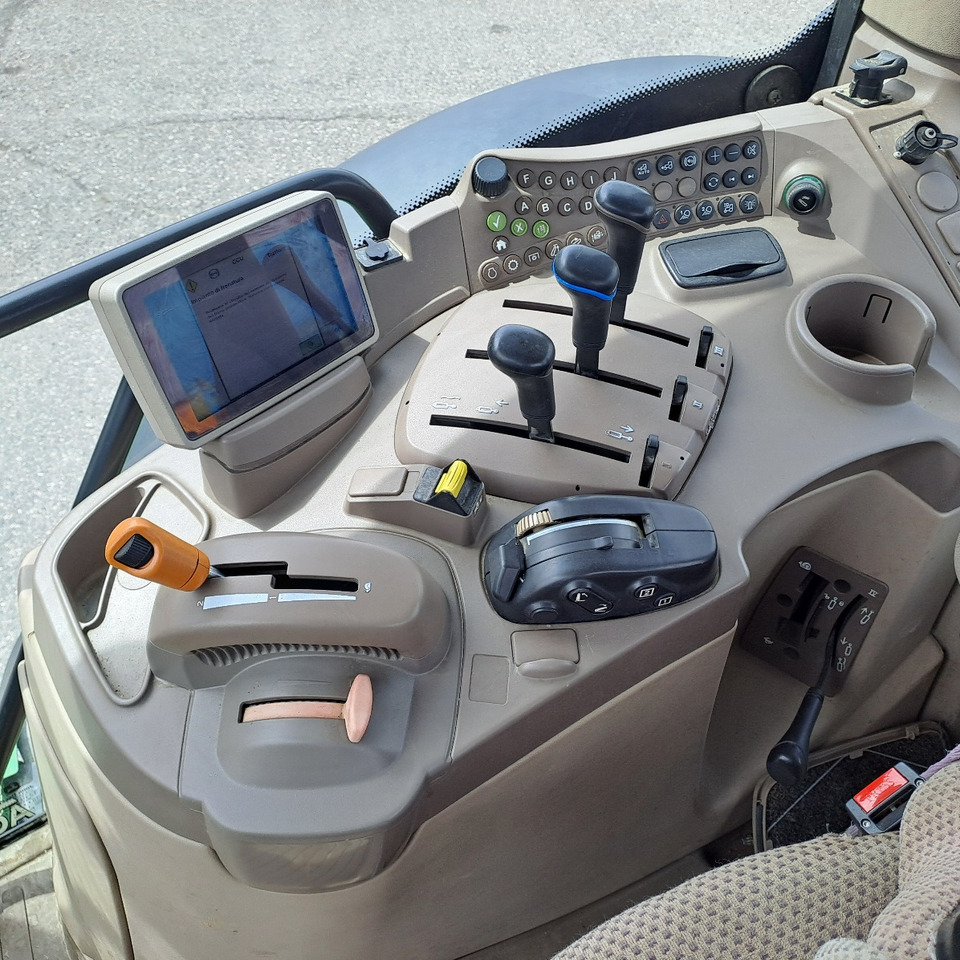 Traktor JOHN DEERE 6210R: obrázok 7 Traktor JOHN DEERE 6210R: obrázok 7