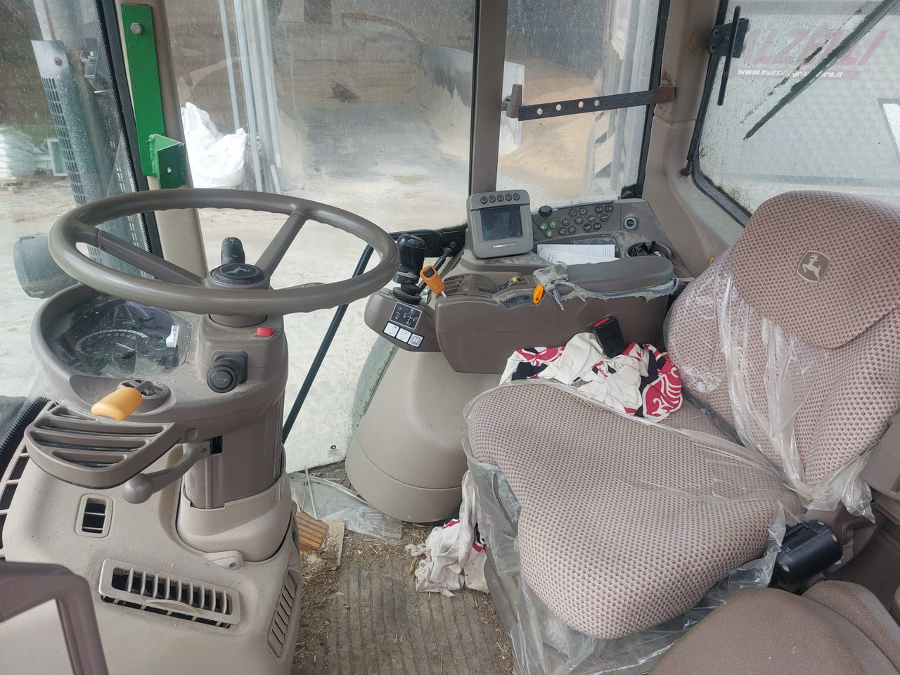 JOHN DEERE 7530 - Traktor: obrázok 5 JOHN DEERE 7530 - Traktor: obrázok 5