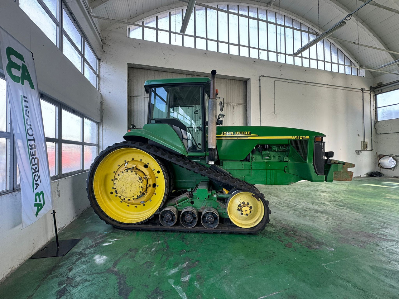 JOHN DEERE 8410T - Traktor: obrázok 4 JOHN DEERE 8410T - Traktor: obrázok 4