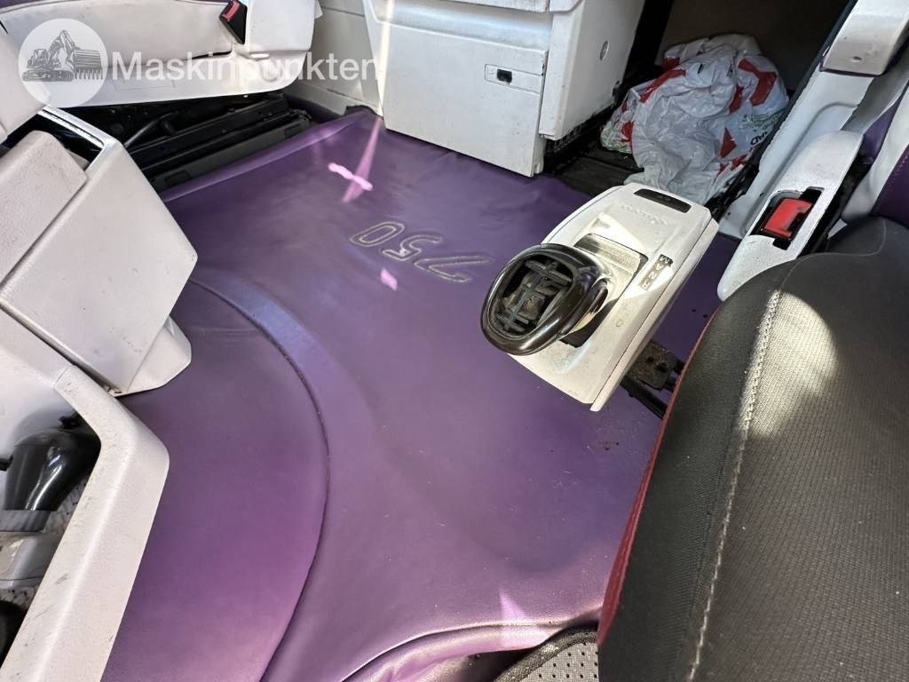 Skříňový nákladní auto Volvo FH 16 750: obrázok 21