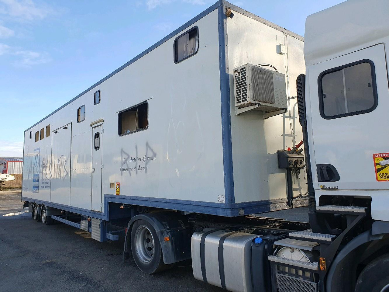 SAMRO SEMI REMORQUE HAB / VAN - Náves na prepravu koní: obrázok 1 SAMRO SEMI REMORQUE HAB / VAN - Náves na prepravu koní: obrázok 1