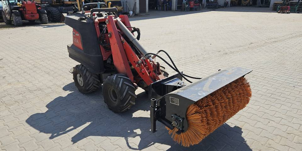 Zamiatarka szczotka do miniładowarki Avant, Ditch Witch - Priemyselný zametací stroj: obrázok 1 Zamiatarka szczotka do miniładowarki Avant, Ditch Witch - Priemyselný zametací stroj: obrázok 1