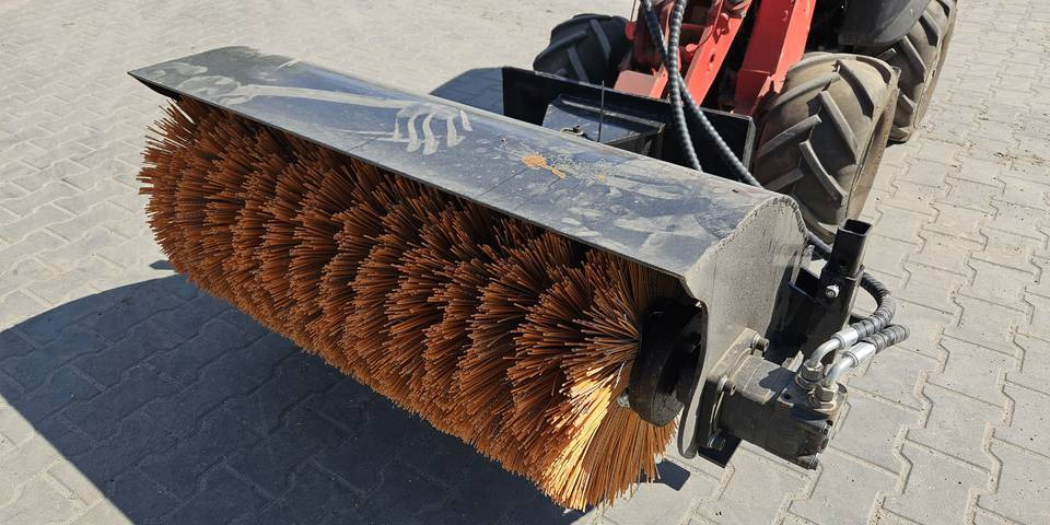 Zamiatarka szczotka do miniładowarki Avant, Ditch Witch - Priemyselný zametací stroj: obrázok 3 Zamiatarka szczotka do miniładowarki Avant, Ditch Witch - Priemyselný zametací stroj: obrázok 3