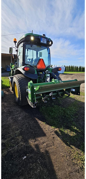 John Deere 4052R - Traktor: obrázok 3 John Deere 4052R - Traktor: obrázok 3