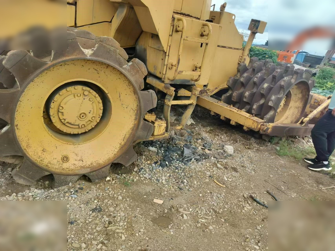 CATERPILLAR 815B - Kompaktor: obrázok 4 CATERPILLAR 815B - Kompaktor: obrázok 4