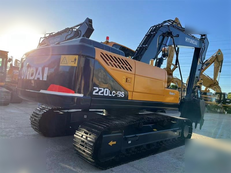 HYUNDAI ROBEX 220 LC-9S - Pásové rýpadlo: obrázok 3 HYUNDAI ROBEX 220 LC-9S - Pásové rýpadlo: obrázok 3
