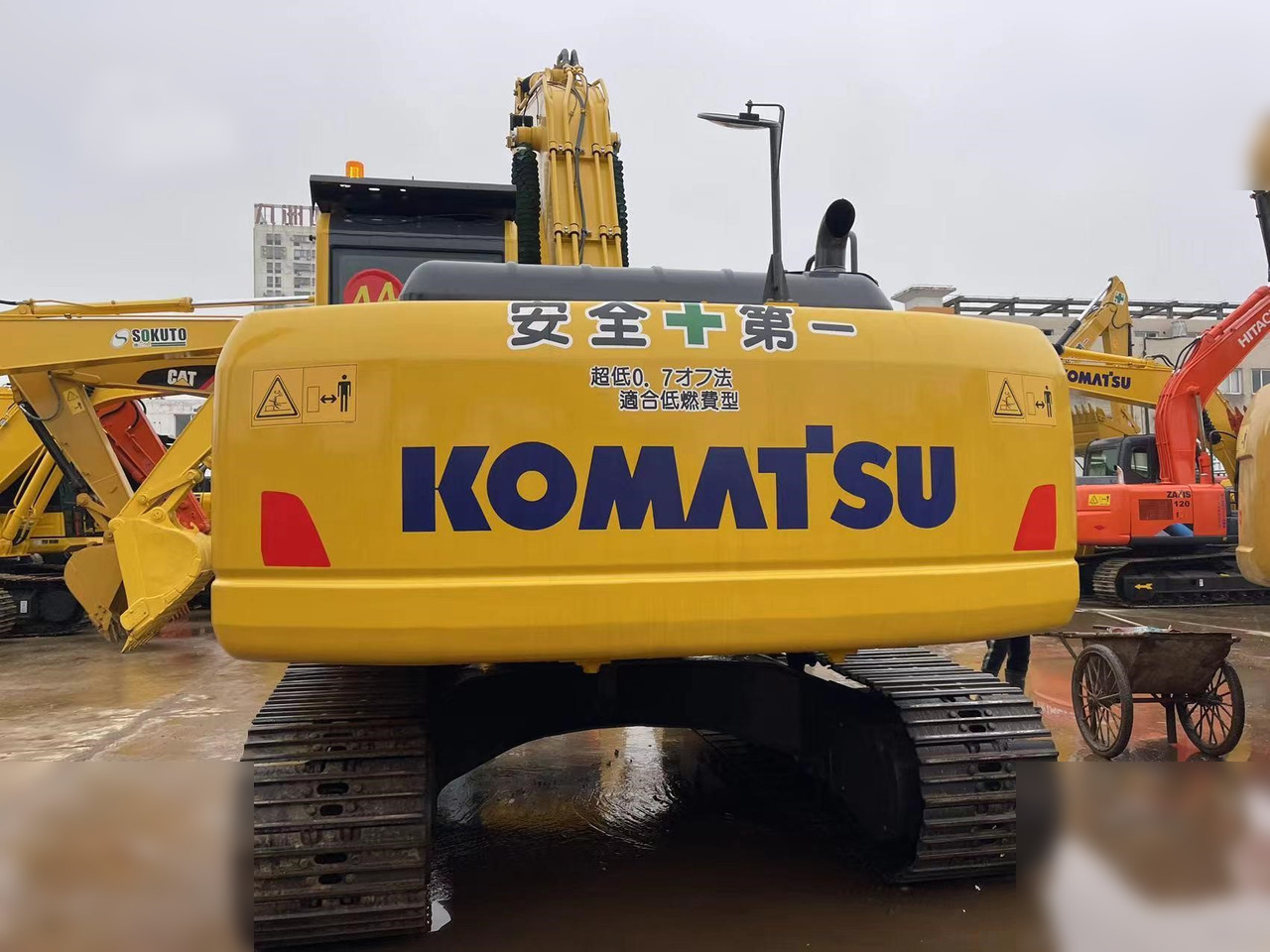 KOMATSU PC220-8 - Pásové rýpadlo: obrázok 4 KOMATSU PC220-8 - Pásové rýpadlo: obrázok 4