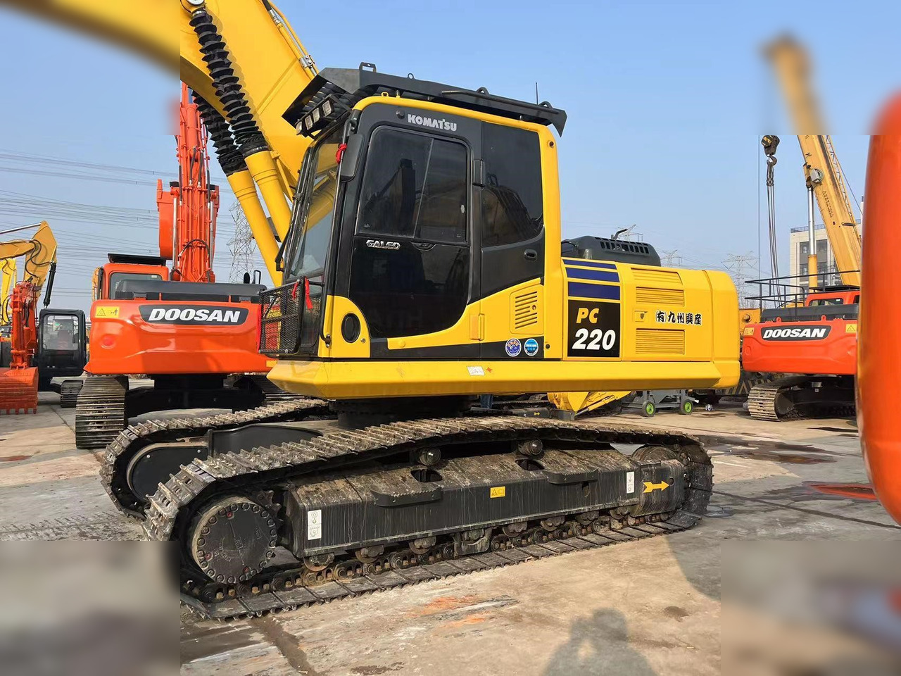 KOMATSU PC220-8M0 - Pásové rýpadlo: obrázok 3 KOMATSU PC220-8M0 - Pásové rýpadlo: obrázok 3