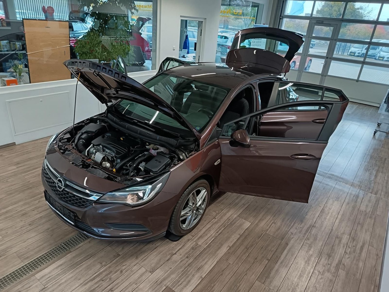 Opel Astra K Lim. 1,0 TURBO 77 kW*TEMP*KLIMA*PDC*SHZ* - Sedan: obrázok 2 Opel Astra K Lim. 1,0 TURBO 77 kW*TEMP*KLIMA*PDC*SHZ* - Sedan: obrázok 2