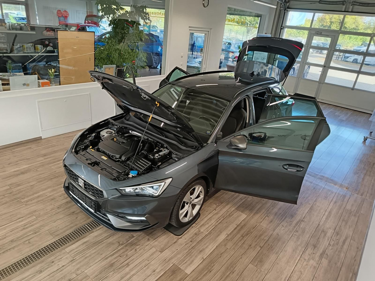 Seat Leon Sportstourer 1,5TSI FR*NAVI*LED*SOUND*R-KAM - Kombi: obrázok 2 Seat Leon Sportstourer 1,5TSI FR*NAVI*LED*SOUND*R-KAM - Kombi: obrázok 2