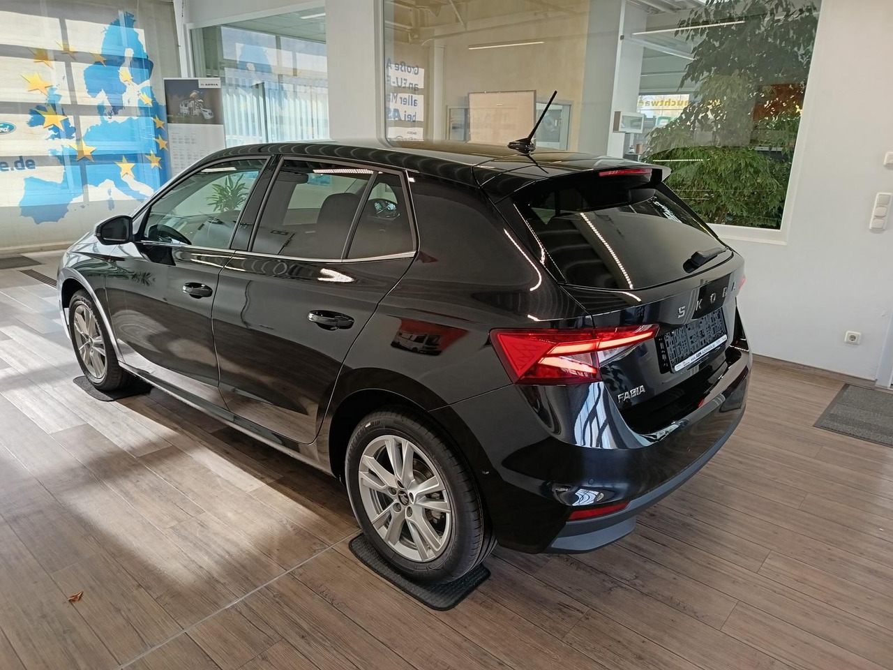 Skoda Fabia 130 Jahre 1,0TSI DSG*AHK-VORBER.*LED*R-KAM - Sedan: obrázok 4 Skoda Fabia 130 Jahre 1,0TSI DSG*AHK-VORBER.*LED*R-KAM - Sedan: obrázok 4