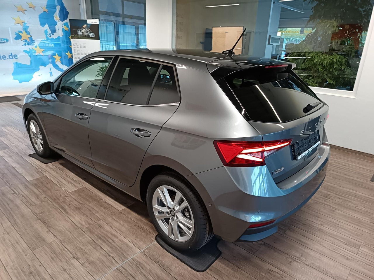 Skoda Fabia 30 Jahre DSG*VORBER.AHK*LED*R-KAM*TEMP*DAB - Sedan: obrázok 4 Skoda Fabia 30 Jahre DSG*VORBER.AHK*LED*R-KAM*TEMP*DAB - Sedan: obrázok 4