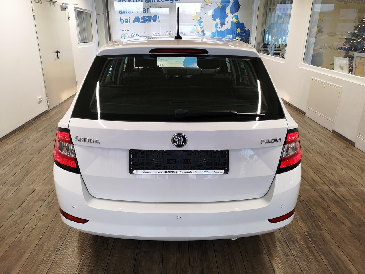 Skoda Fabia Combi Ambition 1.0TSI 81kW+R-KAM+PDC+KLIMA - Automobil: obrázok 4 Skoda Fabia Combi Ambition 1.0TSI 81kW+R-KAM+PDC+KLIMA - Automobil: obrázok 4