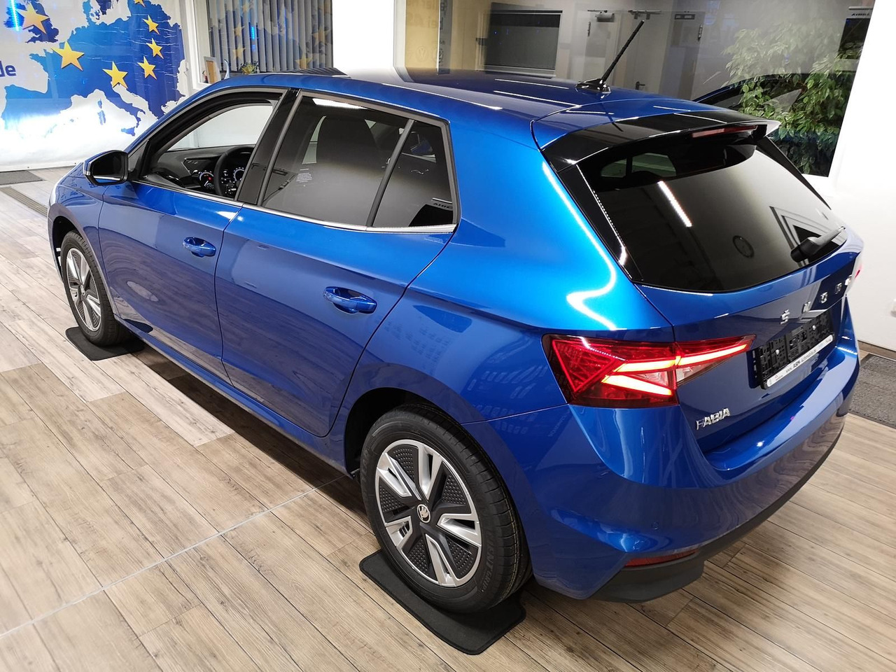 Skoda Fabia Style 1,0TSI 81 kW+R-KAM+2xPDC+LED+DAB+SHZ - Sedan: obrázok 3 Skoda Fabia Style 1,0TSI 81 kW+R-KAM+2xPDC+LED+DAB+SHZ - Sedan: obrázok 3