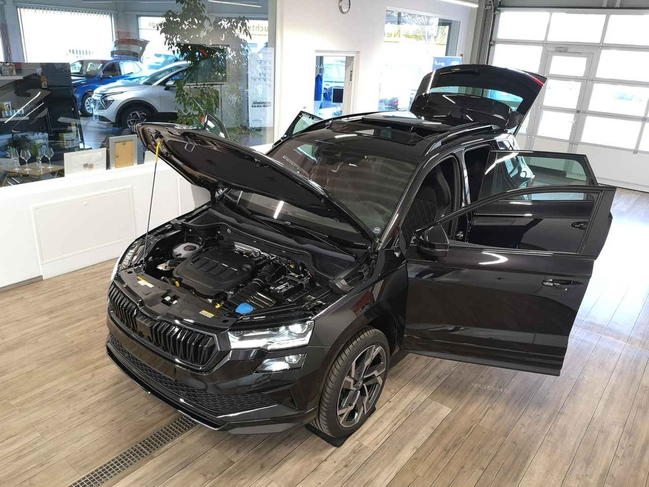 Skoda Karoq Sportline 2,0TDI DSG 4x4*PSD*AHK*360°*NAVI - SUV: obrázok 2 Skoda Karoq Sportline 2,0TDI DSG 4x4*PSD*AHK*360°*NAVI - SUV: obrázok 2