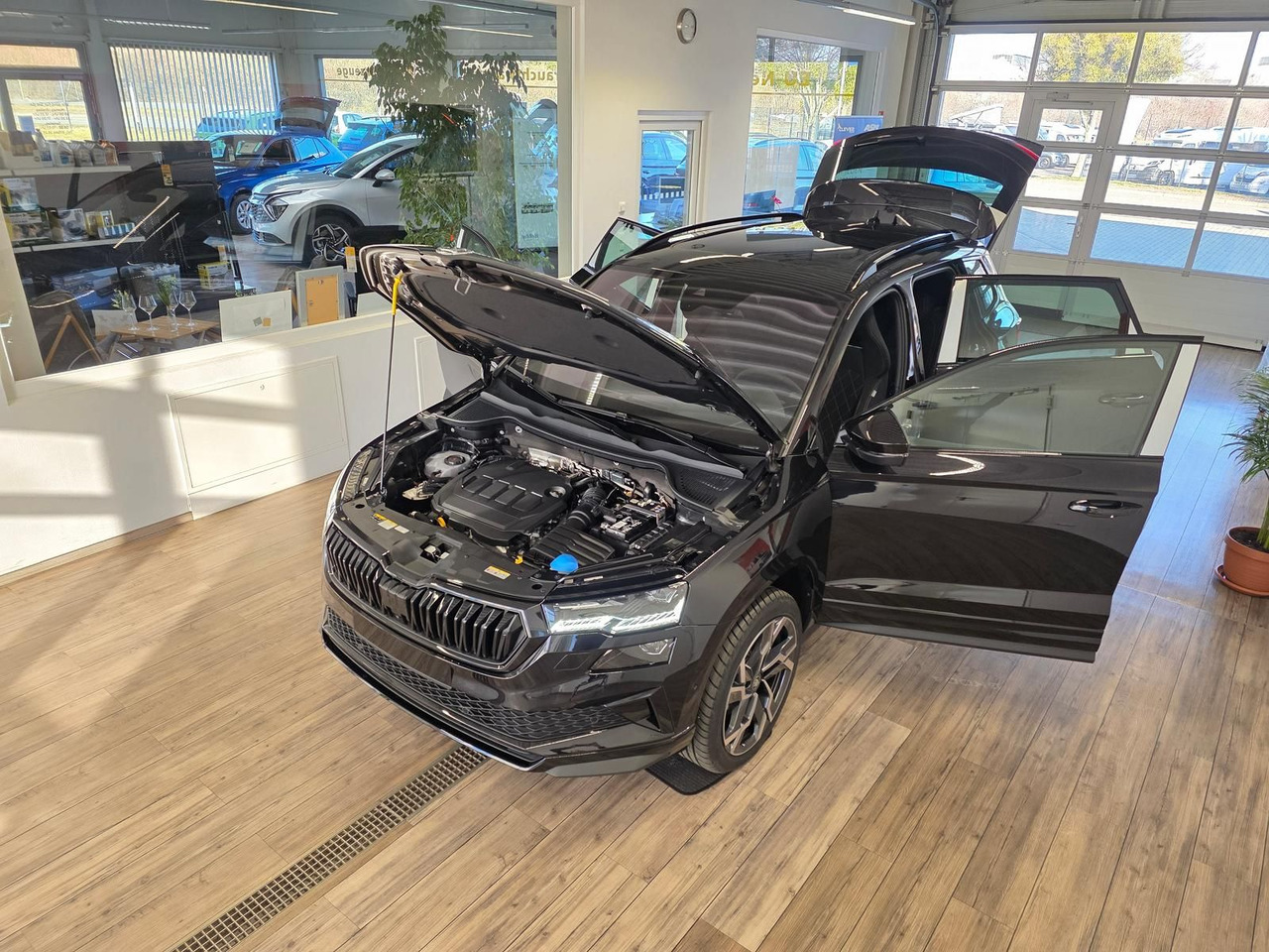 Skoda Karoq Sportline 2,0TDI DSG 4x4*PSD*AHK*360°*NAVI - SUV: obrázok 2 Skoda Karoq Sportline 2,0TDI DSG 4x4*PSD*AHK*360°*NAVI - SUV: obrázok 2