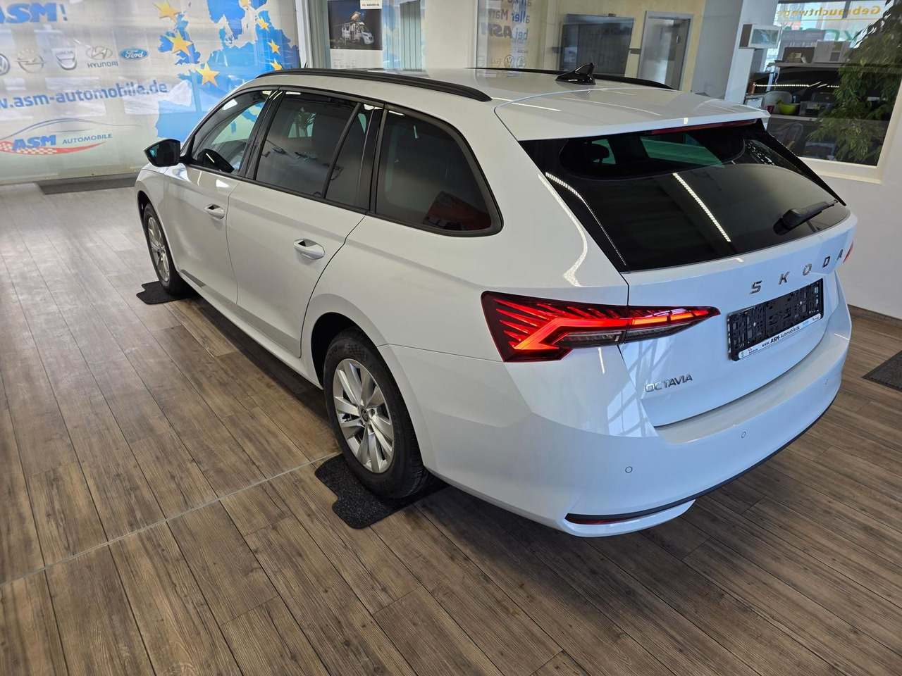 Skoda Octavia Combi Selection DSG*LED*ACC*WINTERPAKET* - Automobil: obrázok 4 Skoda Octavia Combi Selection DSG*LED*ACC*WINTERPAKET* - Automobil: obrázok 4