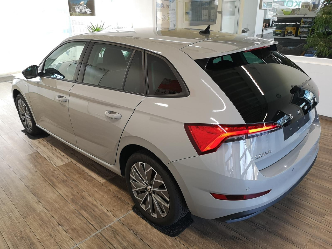 Skoda Scala Ambition 1,0 TSI 81 kW*NAVI*LED*R-KAM*PDC* - Sedan: obrázok 4 Skoda Scala Ambition 1,0 TSI 81 kW*NAVI*LED*R-KAM*PDC* - Sedan: obrázok 4