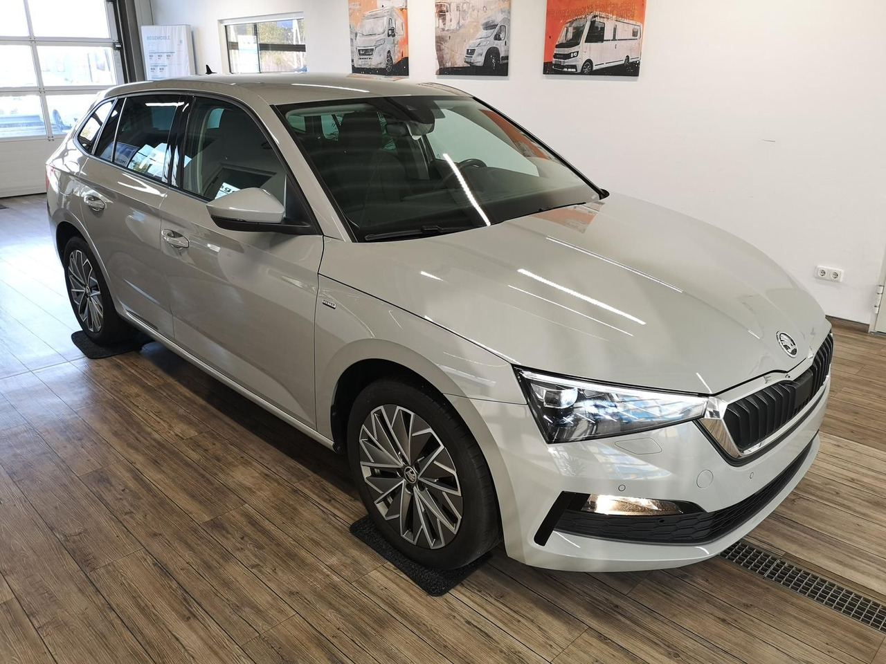 Skoda Scala Ambition 1,0 TSI 81 kW*NAVI*LED*R-KAM*PDC* - Sedan: obrázok 3 Skoda Scala Ambition 1,0 TSI 81 kW*NAVI*LED*R-KAM*PDC* - Sedan: obrázok 3