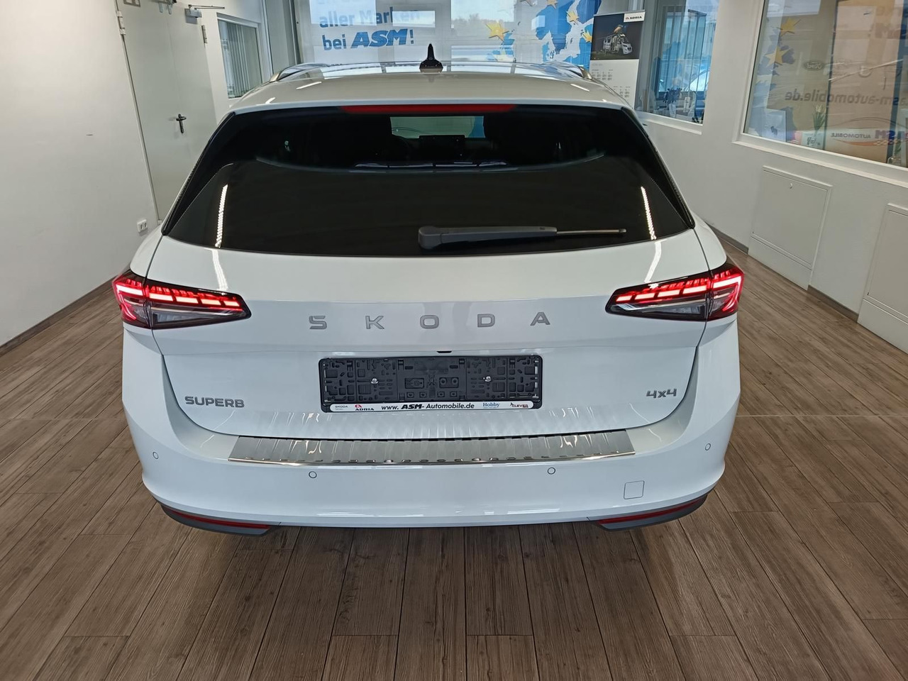 Skoda Superb Combi L&K 2,0TDI 4x4*PSD*STD.HZG*360°*HUD - Kombi: obrázok 5 Skoda Superb Combi L&K 2,0TDI 4x4*PSD*STD.HZG*360°*HUD - Kombi: obrázok 5