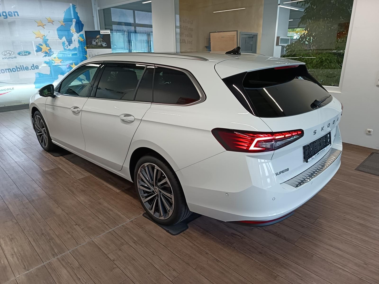 Skoda Superb Combi L&K 2,0TDI 4x4*PSD*STD.HZG*360°*HUD - Kombi: obrázok 4 Skoda Superb Combi L&K 2,0TDI 4x4*PSD*STD.HZG*360°*HUD - Kombi: obrázok 4