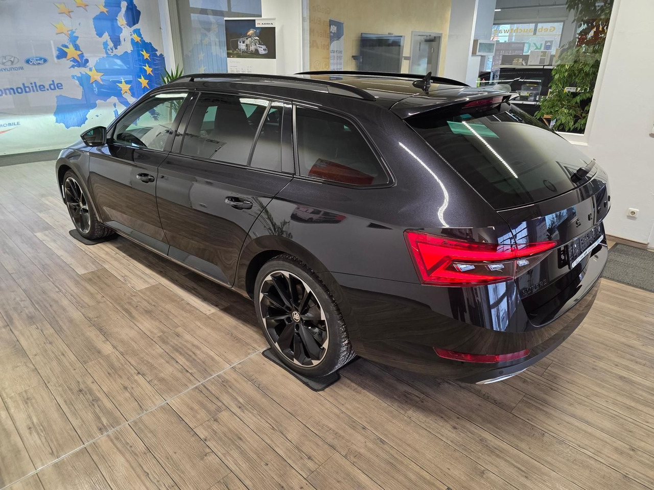 Skoda Superb Combi Sportline 2,0 TDI 4x4*PSD*360°*AHK* - Automobil: obrázok 4 Skoda Superb Combi Sportline 2,0 TDI 4x4*PSD*360°*AHK* - Automobil: obrázok 4