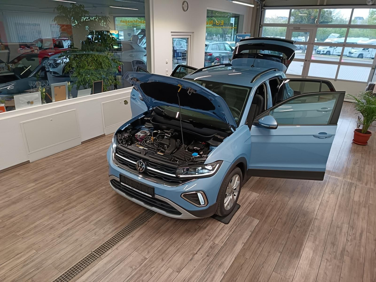 Volkswagen T-Cross Life 1.5 TSI DSG*AHK*MATRIX LED*ACC*SHZ* - SUV: obrázok 2 Volkswagen T-Cross Life 1.5 TSI DSG*AHK*MATRIX LED*ACC*SHZ* - SUV: obrázok 2