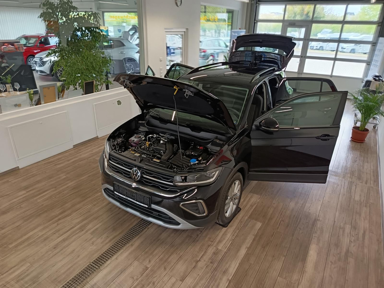 Volkswagen T-Cross Life 1.5 TSI DSG*AHK*MATRIX LED*ACC*SHZ* - SUV: obrázok 2 Volkswagen T-Cross Life 1.5 TSI DSG*AHK*MATRIX LED*ACC*SHZ* - SUV: obrázok 2