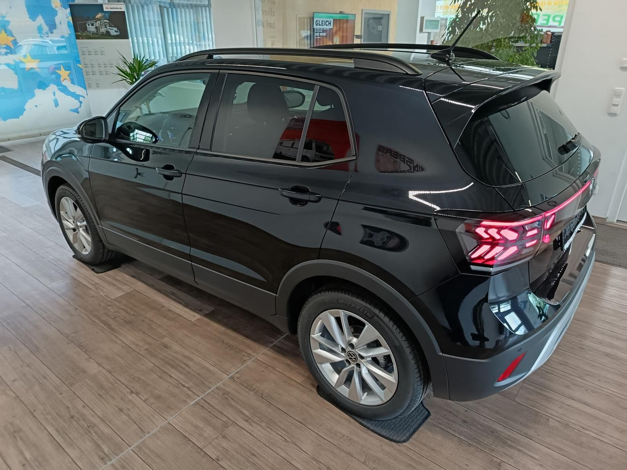 Volkswagen T-Cross Life 1.5 TSI DSG*AHK*MATRIX LED*ACC*SHZ* - SUV: obrázok 4 Volkswagen T-Cross Life 1.5 TSI DSG*AHK*MATRIX LED*ACC*SHZ* - SUV: obrázok 4