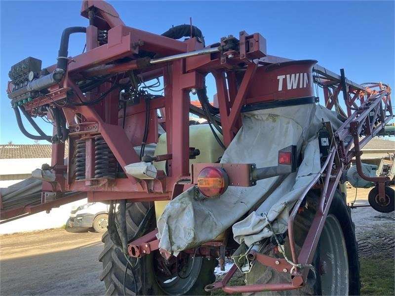 Hardi COMMANDER 4200 TWIN 28 m - Ťahaný postrekovač: obrázok 3 Hardi COMMANDER 4200 TWIN 28 m - Ťahaný postrekovač: obrázok 3
