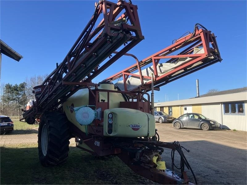 Hardi COMMANDER 4200 TWIN 28 m - Ťahaný postrekovač: obrázok 1 Hardi COMMANDER 4200 TWIN 28 m - Ťahaný postrekovač: obrázok 1