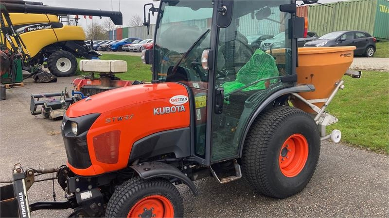 Kubota STW37 Kompakttraktor - Komunálny traktor: obrázok 1 Kubota STW37 Kompakttraktor - Komunálny traktor: obrázok 1