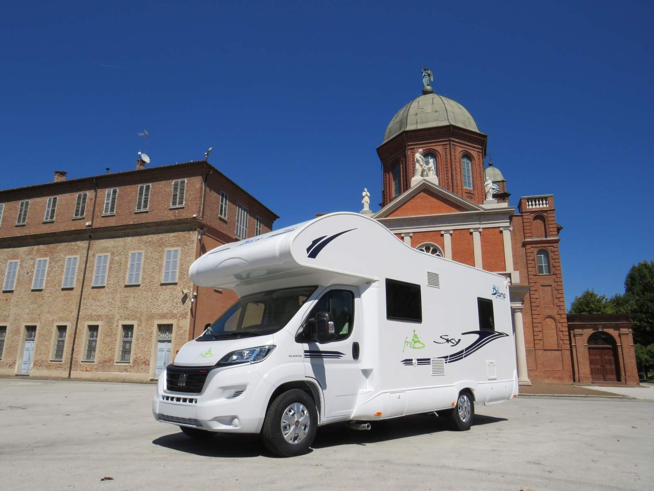 Fiat Ducato RETRACTABLE PLATFORM (300KG CAPACITY) - Karavan: obrázok 1 Fiat Ducato RETRACTABLE PLATFORM (300KG CAPACITY) - Karavan: obrázok 1