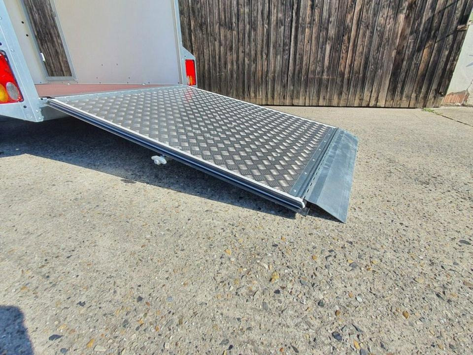 Böckmann PKW-Anhänger Koffer 1,35t Auffahrrampe Ladehöhe 42cm - Auto príves: obrázok 2 Böckmann PKW-Anhänger Koffer 1,35t Auffahrrampe Ladehöhe 42cm - Auto príves: obrázok 2