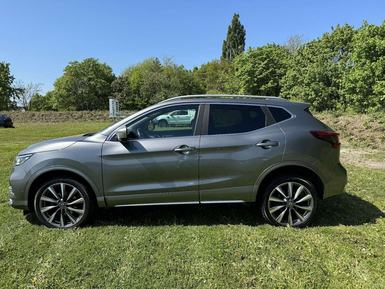 Nissan Qashqai 1.7 dCi N-Connecta 4x4 ALLRAD AUTOMATIK - SUV: obrázok 2 Nissan Qashqai 1.7 dCi N-Connecta 4x4 ALLRAD AUTOMATIK - SUV: obrázok 2