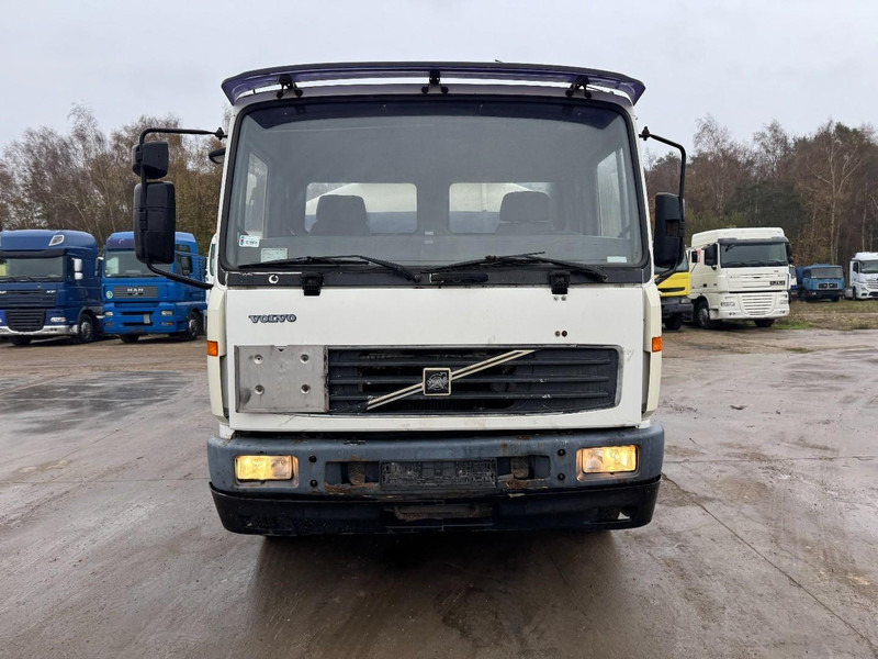 Volvo FL 6 - 220 (11000 L / 2 COMPARTMENTS / 18 TON / MANUAL GEARBOX / PERFECT) - Cisternové vozidlo: obrázok 2 Volvo FL 6 - 220 (11000 L / 2 COMPARTMENTS / 18 TON / MANUAL GEARBOX / PERFECT) - Cisternové vozidlo: obrázok 2