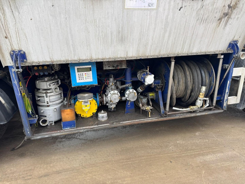 Volvo FL 6 - 220 (11000 L / 2 COMPARTMENTS / 18 TON / MANUAL GEARBOX / PERFECT) - Cisternové vozidlo: obrázok 5 Volvo FL 6 - 220 (11000 L / 2 COMPARTMENTS / 18 TON / MANUAL GEARBOX / PERFECT) - Cisternové vozidlo: obrázok 5