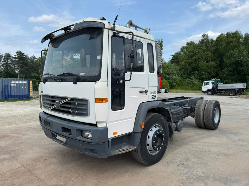 Podvozek s kabinou Volvo FL 6 - 220 (FULL STEEL SUSPENSION / MANUAL GEARBOX / PERFECT): obrázok 1