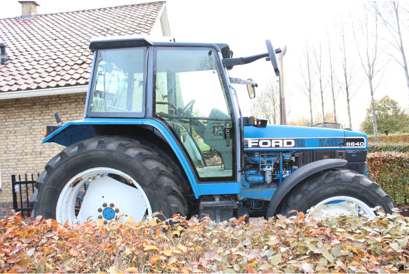 New Holland 6640 met turbo fronthef en front pto - Traktor: obrázok 2 New Holland 6640 met turbo fronthef en front pto - Traktor: obrázok 2