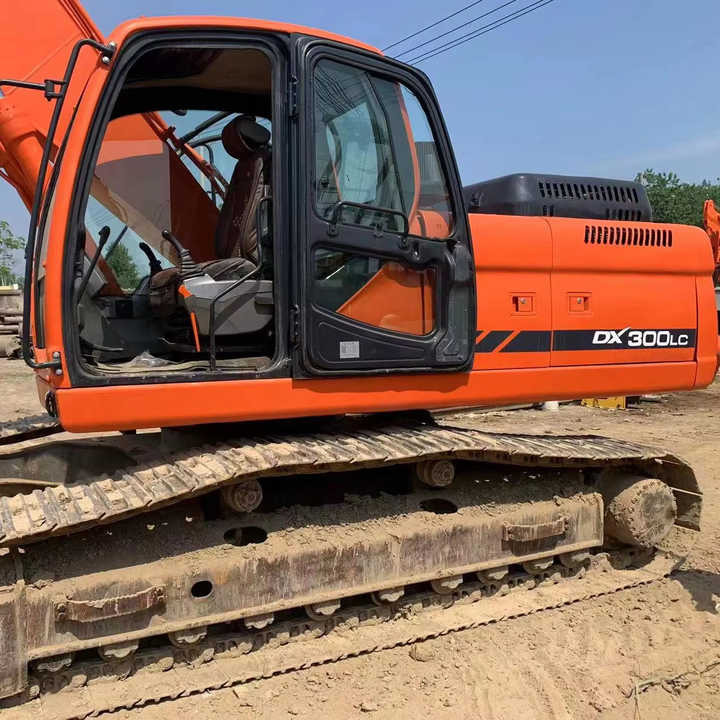 Used Digger DOOSAN DX300 Construction Machinery Construction Digger Used DOOSAN DX300 Cheap Excavator - Pásové rýpadlo: obrázok 1 Used Digger DOOSAN DX300 Construction Machinery Construction Digger Used DOOSAN DX300 Cheap Excavator - Pásové rýpadlo: obrázok 1