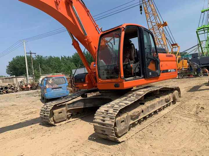 Used Digger DOOSAN DX300 Construction Machinery Construction Digger Used DOOSAN DX300 Cheap Excavator - Pásové rýpadlo: obrázok 3 Used Digger DOOSAN DX300 Construction Machinery Construction Digger Used DOOSAN DX300 Cheap Excavator - Pásové rýpadlo: obrázok 3