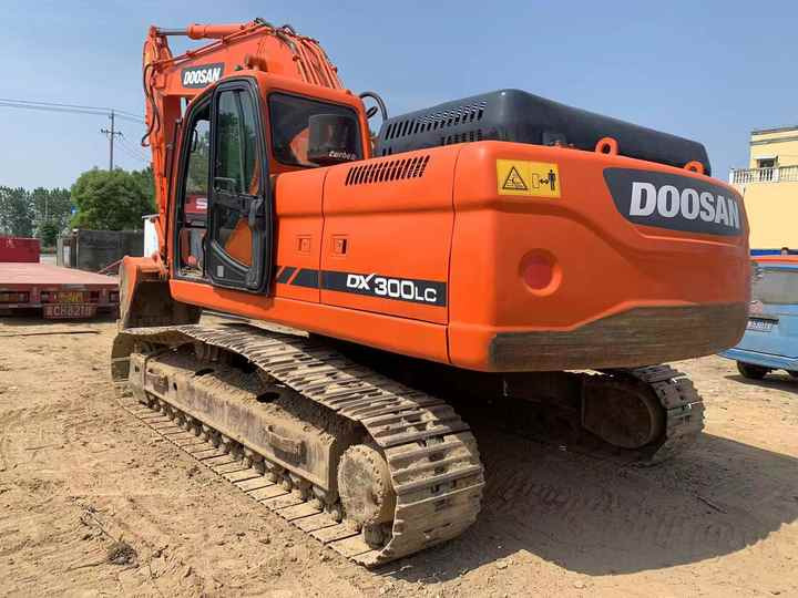 Used Digger DOOSAN DX300 Construction Machinery Construction Digger Used DOOSAN DX300 Cheap Excavator - Pásové rýpadlo: obrázok 5 Used Digger DOOSAN DX300 Construction Machinery Construction Digger Used DOOSAN DX300 Cheap Excavator - Pásové rýpadlo: obrázok 5