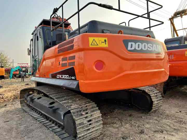 Used Digger DOOSAN DX300 Construction Machinery Construction Digger Used DOOSAN DX300 Cheap Excavator - Pásové rýpadlo: obrázok 5 Used Digger DOOSAN DX300 Construction Machinery Construction Digger Used DOOSAN DX300 Cheap Excavator - Pásové rýpadlo: obrázok 5