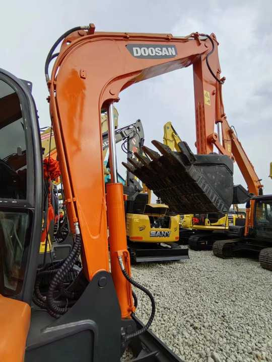 Used Digger DOOSAN DX60 Construction Machinery Construction Digger Used DOOSAN DX60 Cheap Excavator - Pásové rýpadlo: obrázok 3 Used Digger DOOSAN DX60 Construction Machinery Construction Digger Used DOOSAN DX60 Cheap Excavator - Pásové rýpadlo: obrázok 3