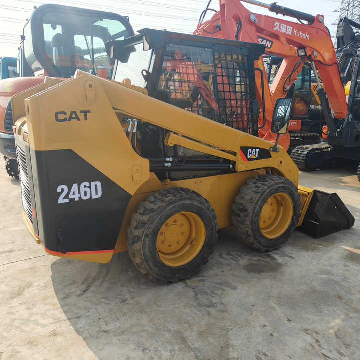 Used Front Loader Tractor CAT 246D Skid Steer Loader / Used Cat 226B 246C 246d Mini Skid Steer Loader in Stock - Šmykom riadený nakladač: obrázok 1 Used Front Loader Tractor CAT 246D Skid Steer Loader / Used Cat 226B 246C 246d Mini Skid Steer Loader in Stock - Šmykom riadený nakladač: obrázok 1