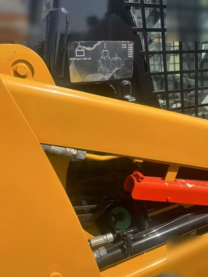 CATERPILLAR 226B3 - Šmykom riadený nakladač: obrázok 2 CATERPILLAR 226B3 - Šmykom riadený nakladač: obrázok 2