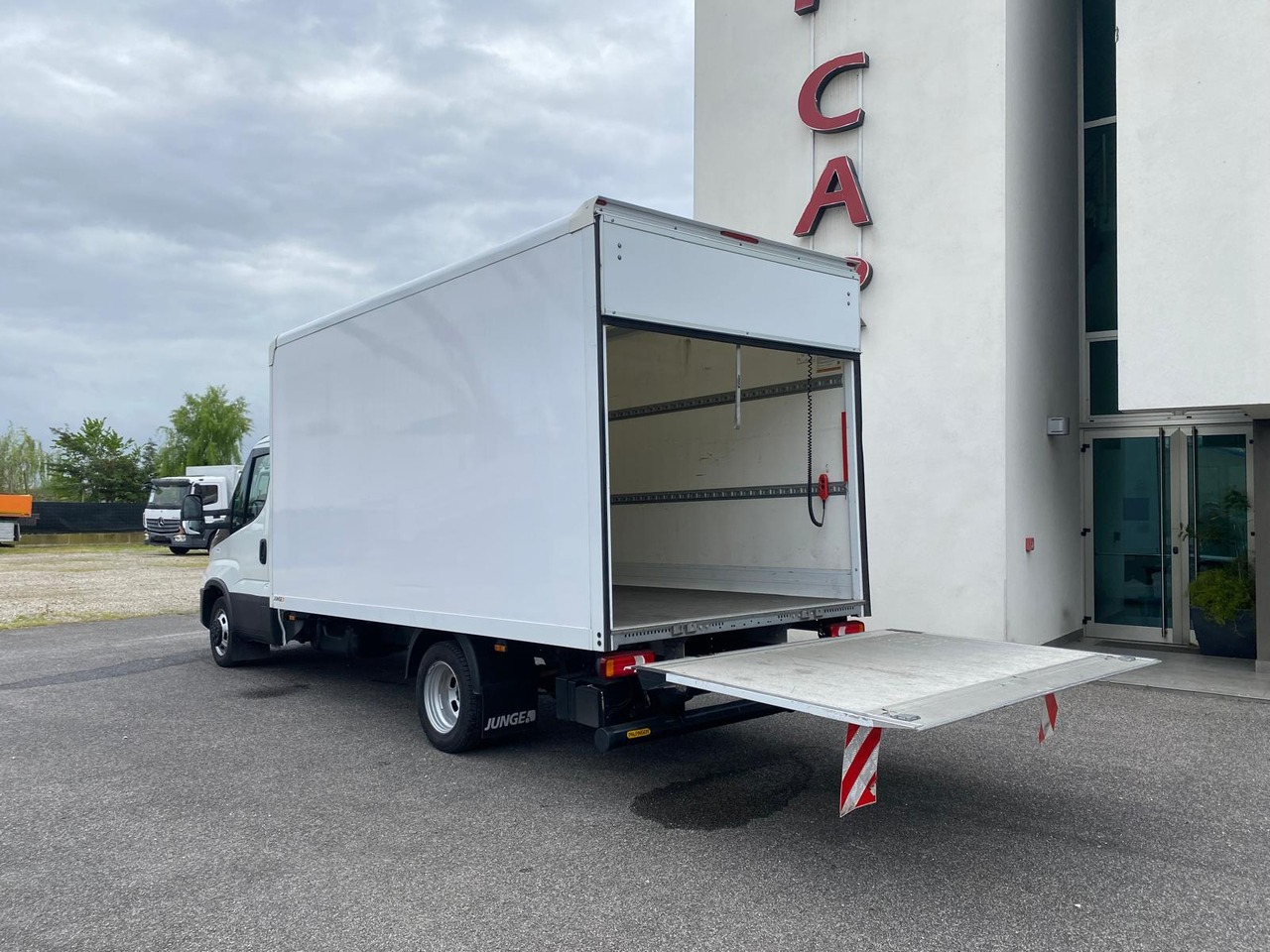 IVECO DAILY 35C16 - Dodávka skriňová nadstavba: obrázok 5 IVECO DAILY 35C16 - Dodávka skriňová nadstavba: obrázok 5