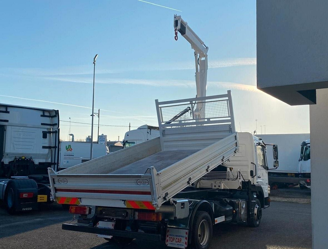 MERCEDES 816 ATEGO RIBALTABILE E GRU - Sklápač, Auto s hydraulickou rukou: obrázok 4 MERCEDES 816 ATEGO RIBALTABILE E GRU - Sklápač, Auto s hydraulickou rukou: obrázok 4