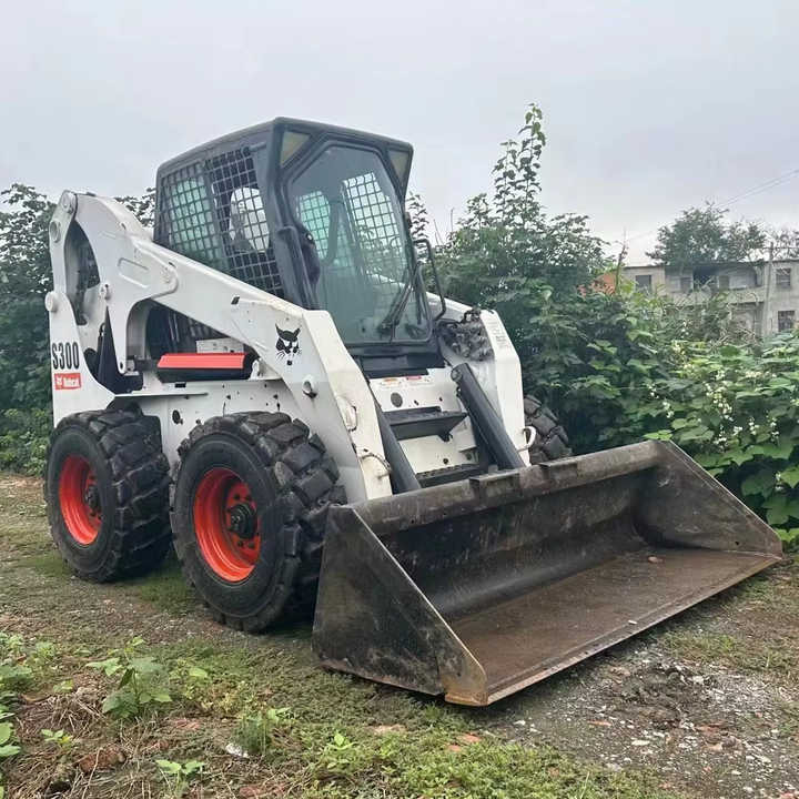 Second Hand BOBCAT S300 Skid-steer Loader with Very Good Performance Is for Sale at a Low Price - Šmykom riadený nakladač: obrázok 1 Second Hand BOBCAT S300 Skid-steer Loader with Very Good Performance Is for Sale at a Low Price - Šmykom riadený nakladač: obrázok 1